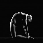 Tư thế nude yoga uốn cong