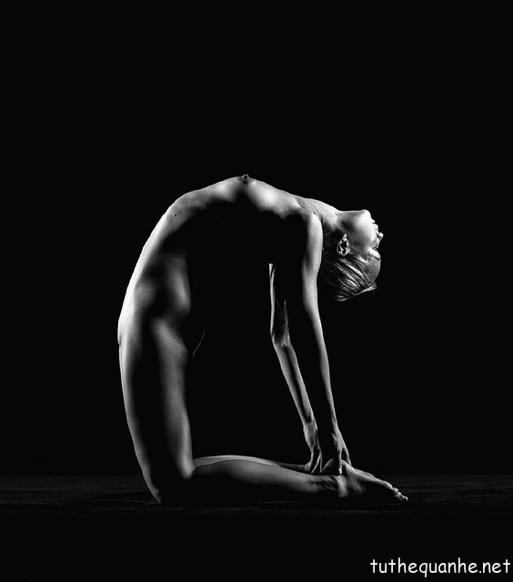 Tư thế nude yoga uốn cong