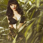 Việt Huê – Hải Băng diện bikini bốc lửa sexy vật lộn trong bụi cây