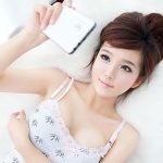 Hotgirl châu Á sexy bên iPad